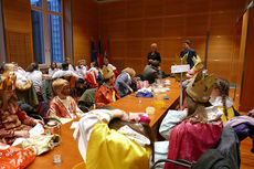 Naumburger Sternsinger zu Besuch beim Hessischen Ministerpräsidenten Volker Bouffier (Foto: Karl-Franz Thiede)